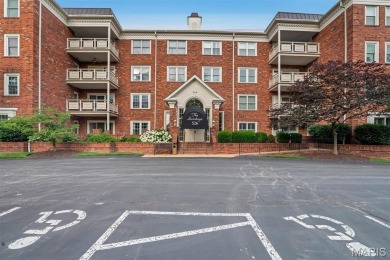 Welcome to easy living in this beautifully updated ground-floor on Creve Coeur Golf Course in Missouri - for sale on GolfHomes.com, golf home, golf lot