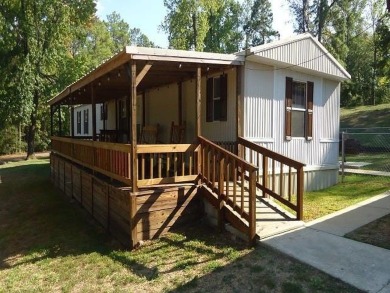 Location! Location! This Waterview 3B/2B MH is walk in ready & on Cypress Bend Golf Course in Texas - for sale on GolfHomes.com, golf home, golf lot
