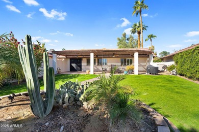 Beautifully maintained 2-bed, 2-bath home in the heart of on Ahwatukee Country Club in Arizona - for sale on GolfHomes.com, golf home, golf lot