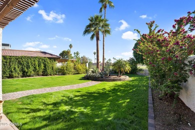 Beautifully maintained 2-bed, 2-bath home in the heart of on Ahwatukee Country Club in Arizona - for sale on GolfHomes.com, golf home, golf lot