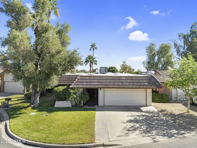 Beautifully maintained 2-bed, 2-bath home in the heart of on Ahwatukee Country Club in Arizona - for sale on GolfHomes.com, golf home, golf lot