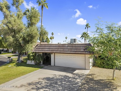 Beautifully maintained 2-bed, 2-bath home in the heart of on Ahwatukee Country Club in Arizona - for sale on GolfHomes.com, golf home, golf lot