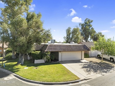 Beautifully maintained 2-bed, 2-bath home in the heart of on Ahwatukee Country Club in Arizona - for sale on GolfHomes.com, golf home, golf lot