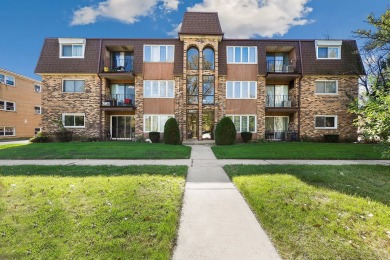 This beautiful second-floor, two-bedroom, one-bath unit offers a on Stony Creek Golf Course in Illinois - for sale on GolfHomes.com, golf home, golf lot