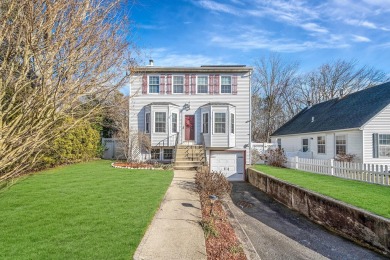 Welcome to this charming 3 bedroom,2.5 bath Colonial home in the on Rolling Oaks Golf Course in New York - for sale on GolfHomes.com, golf home, golf lot