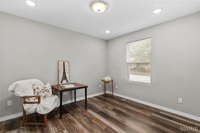 This must-see 3-bedroom, 2-full bath residence is situated on on Raintree Country Club in Missouri - for sale on GolfHomes.com, golf home, golf lot