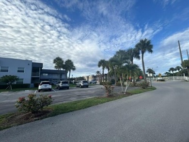 Come see this well maintained First Floor Corner Condo in the on Kings Point Golf -Flanders Way in Florida - for sale on GolfHomes.com, golf home, golf lot