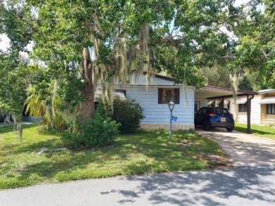 This home has great 'bones' with lots of potential for the right on Lakes at Leesburg Golf Course in Florida - for sale on GolfHomes.com, golf home, golf lot