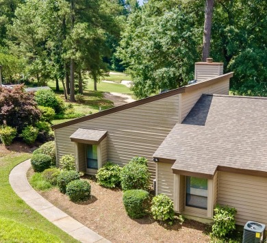 Welcome to this light and inviting 2-bed, 2 1/2 bath on Houndslake Country Club in South Carolina - for sale on GolfHomes.com, golf home, golf lot