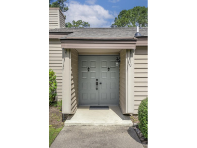 Welcome to this light and inviting 2-bed, 2 1/2 bath on Houndslake Country Club in South Carolina - for sale on GolfHomes.com, golf home, golf lot