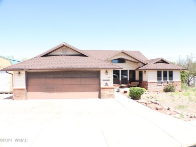 This home backs the fairway of Snowflake's Country Club golf on Snowflake Municipal Golf Course in Arizona - for sale on GolfHomes.com, golf home, golf lot