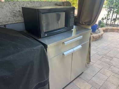 Beautiful landscaped . Large granite bar for wonderful outdoor on St. Lucie Trail Golf Club in Florida - for sale on GolfHomes.com, golf home, golf lot