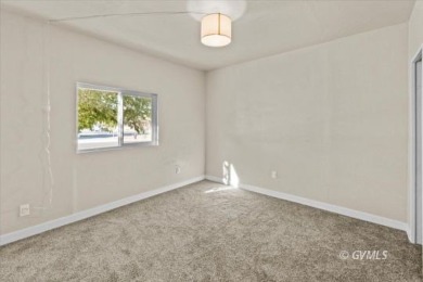 This fully updated, 3-bedroom 2 bath home is move-in ready and on Mt. Graham Municipal Golf Course in Arizona - for sale on GolfHomes.com, golf home, golf lot