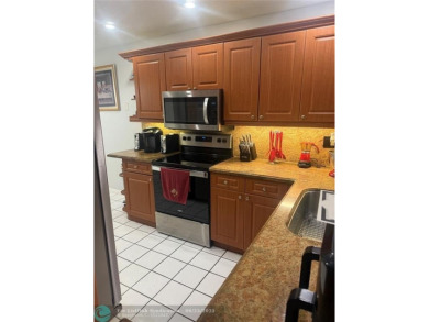 Well maintained and very spacious 3/2.5 townhome in Woodmont on  in Florida - for sale on GolfHomes.com, golf home, golf lot