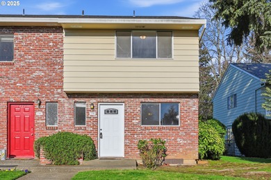 Light and bright, end unit, townhome style condominum! Inside on  in Oregon - for sale on GolfHomes.com, golf home, golf lot