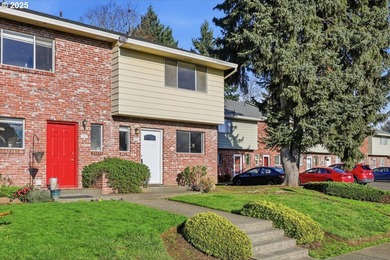 Light and bright, end unit, townhome style condominum! Inside on  in Oregon - for sale on GolfHomes.com, golf home, golf lot