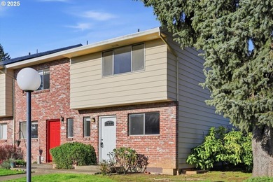 Light and bright, end unit, townhome style condominum! Inside on  in Oregon - for sale on GolfHomes.com, golf home, golf lot