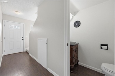 Light and bright, end unit, townhome style condominum! Inside on  in Oregon - for sale on GolfHomes.com, golf home, golf lot