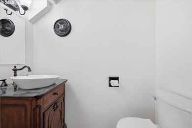 Light and bright, end unit, townhome style condominum! Inside on  in Oregon - for sale on GolfHomes.com, golf home, golf lot