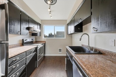 Light and bright, end unit, townhome style condominum! Inside on  in Oregon - for sale on GolfHomes.com, golf home, golf lot