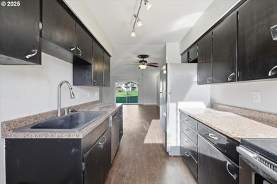 Light and bright, end unit, townhome style condominum! Inside on  in Oregon - for sale on GolfHomes.com, golf home, golf lot