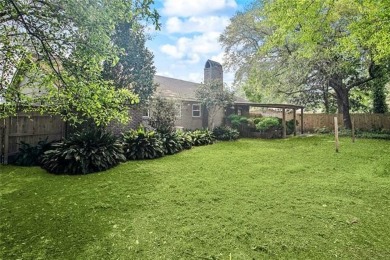Move-in ready and full of thoughtful upgrades, this 3-bed on Pinewood Country Club in Louisiana - for sale on GolfHomes.com, golf home, golf lot