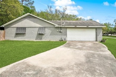 Move-in ready and full of thoughtful upgrades, this 3-bed on Pinewood Country Club in Louisiana - for sale on GolfHomes.com, golf home, golf lot