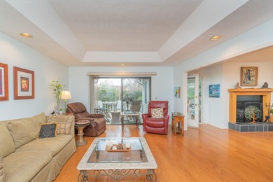 Wonderfully maintained 2-bedroom, 2-bath home located in on Houndslake Country Club in South Carolina - for sale on GolfHomes.com, golf home, golf lot