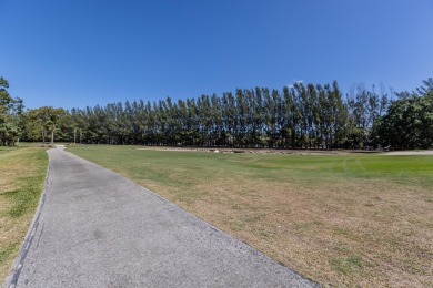 Golf course view in a great Naples location. 2 bedroom, 2 bath on Quail Run Golf Club In Naples in Florida - for sale on GolfHomes.com, golf home, golf lot