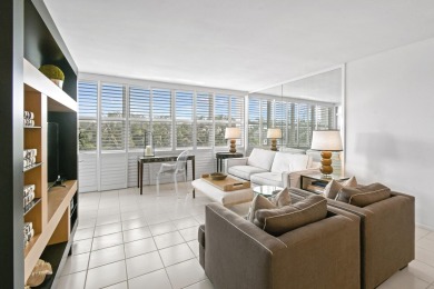 Gorgeous One-bedroom, one and half bath Pied-a-Terre warm, cozy on Palm Beach Par-3 Golf Course in Florida - for sale on GolfHomes.com, golf home, golf lot