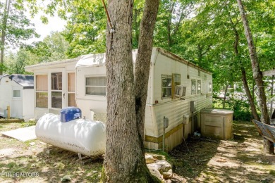 Take a look at this camper with a sunroom located in Holiday Out on Lake Tansi Village Country Club in Tennessee - for sale on GolfHomes.com, golf home, golf lot