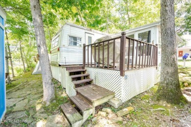 Take a look at this camper with a sunroom located in Holiday Out on Lake Tansi Village Country Club in Tennessee - for sale on GolfHomes.com, golf home, golf lot