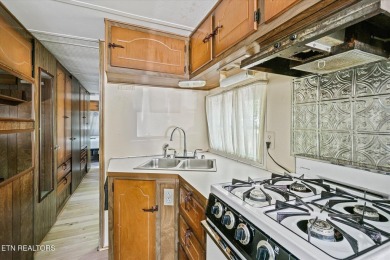 Take a look at this camper with a sunroom located in Holiday Out on Lake Tansi Village Country Club in Tennessee - for sale on GolfHomes.com, golf home, golf lot
