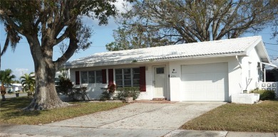 This well-maintained Baldwin floor plan offers 1,094 sq. ft. of on Mainlands Golf Club in Florida - for sale on GolfHomes.com, golf home, golf lot