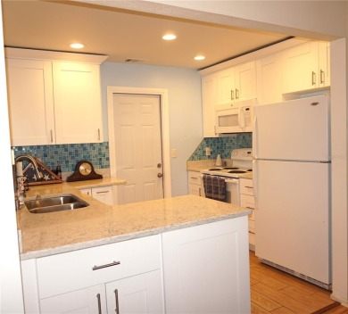 This well-maintained Baldwin floor plan offers 1,094 sq. ft. of on Mainlands Golf Club in Florida - for sale on GolfHomes.com, golf home, golf lot