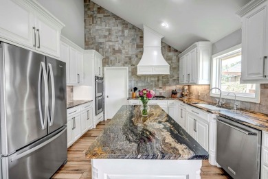 BEAUTIFULLY RENOVATED 5BED/4BATH IN GREEN TREE/EAST COURSE HOLE on Green Tree Country Club in Texas - for sale on GolfHomes.com, golf home, golf lot