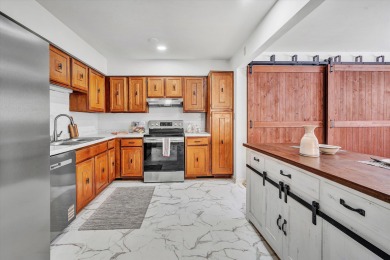 This move-in ready 2 bedroom, 2 bath flat is nestled in on Hunting Hills Country Club in Virginia - for sale on GolfHomes.com, golf home, golf lot