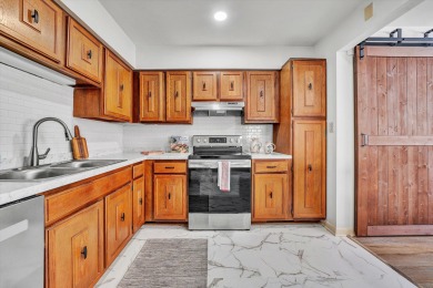 This move-in ready 2 bedroom, 2 bath flat is nestled in on Hunting Hills Country Club in Virginia - for sale on GolfHomes.com, golf home, golf lot