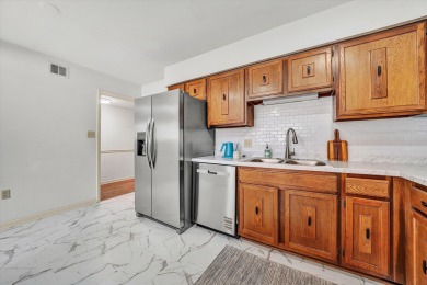 This move-in ready 2 bedroom, 2 bath flat is nestled in on Hunting Hills Country Club in Virginia - for sale on GolfHomes.com, golf home, golf lot