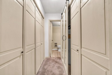 This move-in ready 2 bedroom, 2 bath flat is nestled in on Hunting Hills Country Club in Virginia - for sale on GolfHomes.com, golf home, golf lot