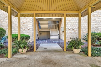 This move-in ready 2 bedroom, 2 bath flat is nestled in on Hunting Hills Country Club in Virginia - for sale on GolfHomes.com, golf home, golf lot