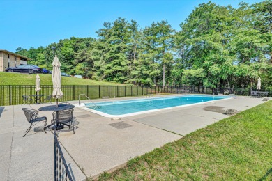 This move-in ready 2 bedroom, 2 bath flat is nestled in on Hunting Hills Country Club in Virginia - for sale on GolfHomes.com, golf home, golf lot