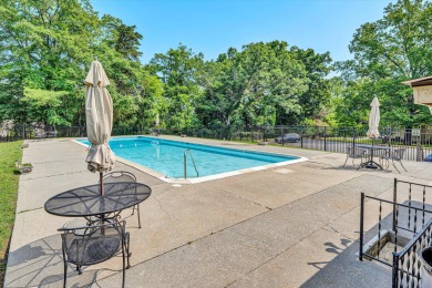 This move-in ready 2 bedroom, 2 bath flat is nestled in on Hunting Hills Country Club in Virginia - for sale on GolfHomes.com, golf home, golf lot