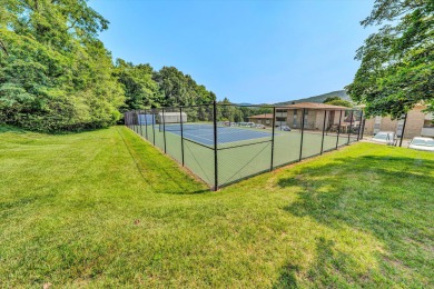 This move-in ready 2 bedroom, 2 bath flat is nestled in on Hunting Hills Country Club in Virginia - for sale on GolfHomes.com, golf home, golf lot