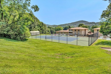 This move-in ready 2 bedroom, 2 bath flat is nestled in on Hunting Hills Country Club in Virginia - for sale on GolfHomes.com, golf home, golf lot