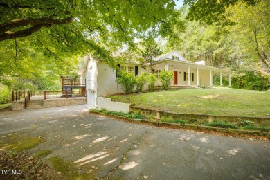 Welcome to 801 Ridgecrest Road, an idyllic, one-level, 4 bedroom on Pine Oaks Golf Club in Tennessee - for sale on GolfHomes.com, golf home, golf lot