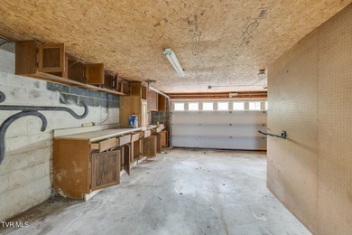 Welcome to 801 Ridgecrest Road, an idyllic, one-level, 4 bedroom on Pine Oaks Golf Club in Tennessee - for sale on GolfHomes.com, golf home, golf lot