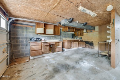 Welcome to 801 Ridgecrest Road, an idyllic, one-level, 4 bedroom on Pine Oaks Golf Club in Tennessee - for sale on GolfHomes.com, golf home, golf lot