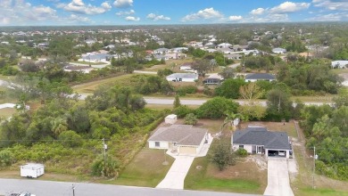 Move-in Ready Charming 3 bedroom, 2 bathroom and 2 car garage on Bobcat Trail Golf Club in Florida - for sale on GolfHomes.com, golf home, golf lot