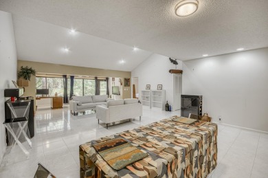 Charming 55+ community villa in Applegate at Indian Springs on Indian Spring Golf and Country Club in Florida - for sale on GolfHomes.com, golf home, golf lot